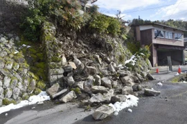 Một bức tường đá đổ sụp do động đất tại tỉnh Tottori. (Nguồn: Kyodo)