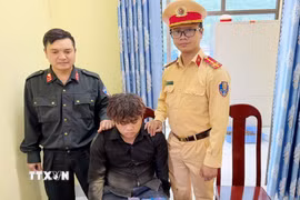 Đối tượng Sùng A Páo cùng tang vật tại cơ quan chức năng. (Ảnh: TTXVN phát)