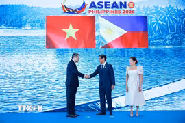 Tổng thống Philippines Ferdinand Romualdez Marcos Jr, Chủ tịch ASEAN năm 2026 đón Thủ tướng Lê Minh Hưng dự Hội nghị Cấp cao ASEAN lần thứ 48. (Ảnh: Dương Giang/TTXVN)