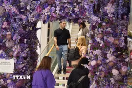 Du khách tham quan Triển lãm hoa Macy's 2026 ở New York. (Ảnh: THX/TTXVN)