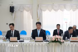 Ông Nagasaki Kotaro (giữa), Thống đốc tỉnh Yamanashi (Nhật Bản), phát biểu tại buổi làm việc. (Ảnh: Thanh Bình/TTXVN)