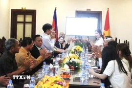 Cuộc gặp giữa Hội Doanh nhân Khmer - Việt Nam với đoàn Trung tâm Xúc tiến Đầu tư, Thương mại và Du lịch tỉnh An Giang tại thủ đô Phnom Penh. (Ảnh: Hoàng Minh/TTXVN)