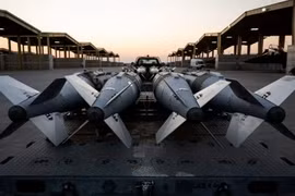 Các hệ thống đạn dược GBU-31 trước khi được chất lên máy bay F-15E Strike Eagle chuẩn bị cho các cuộc không kích của Mỹ tại Syria. (Nguồn: Reuters)