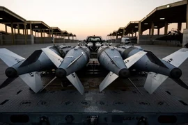 Các hệ thống đạn dược GBU-31 trước khi được chất lên máy bay F-15E Strike Eagle chuẩn bị cho các cuộc không kích của Mỹ tại Syria. (Nguồn: Reuters)