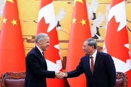 Thủ tướng Canada Mark Carney và Thủ hiến Trung Quốc Lý Khương bắt tay sau lễ ký kết tại Đại lễ đường Nhân dân ở Bắc Kinh, Trung Quốc vào thứ Năm, ngày 15/1. (Nguồn: Canadian Press)