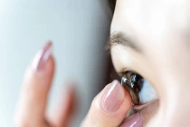 Kính áp tròng ngày càng phổ biến trong giới trẻ. (Ảnh: iStock)