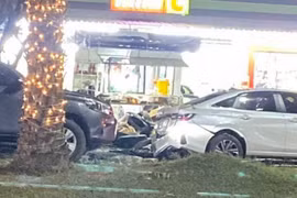 Các phương tiện bị hư hại sau vụ đánh bom ở huyện Bannang Sata, tỉnh Yala, Thái Lan vào đêm 22/2. (Ảnh: Bangkok Post)
