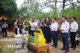 Thượng tướng Nguyễn Doãn Anh, Phó Chủ tịch Quốc hội cùng đoàn công tác dâng hoa, dâng hương viếng mộ Đại tướng Võ Nguyên Giáp. (Ảnh: TTXVN phát)