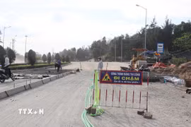 Quốc lộ 24C đoạn Km0+Km600 qua khu vực cảng Dung Quất, thôn Tuyết Diêm, xã Vạn Tường đã được san gạt sẵn sàng bêtông ximăng cốt thép. (Ảnh: Phạm Cường/TTXVN)