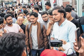Người biểu tình bên ngoài trụ sở quân đội Nepal trong giờ giới nghiêm ở Kathmandu ngày 11/9. (Ảnh: AFP)
