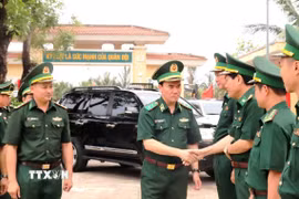 Trung tướng Vũ Trung Kiên cùng Đoàn công tác đến thăm và kiểm tra tại Đồn Biên phòng Nhật Lệ. (Ảnh: Võ Dung/TTXVN)