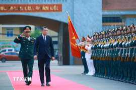 Thủ tướng Lê Minh Hưng đến dự Lễ đón nhận danh hiệu Anh hùng Lực lượng vũ trang nhân dân của Quân khu 4. (Ảnh: Dương Giang/TTXVN)