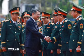 Thủ tướng Lê Minh Hưng với lãnh đạo Bộ Quốc phòng và Quân khu 4. (Ảnh: Dương Giang/TTXVN)