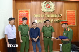 Cơ quan Cảnh sát điều tra thi hành lệnh bắt bị can Phan Văn Lợi để tạm giam. (Ảnh: TTXVN phát)