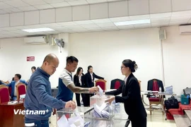 Phiên đấu giá 29 thửa đất xã Chu Phan (nay là xã Yên Lãng) ngày 4/4. (Ảnh: Minh Nghĩa/Vietnam+)