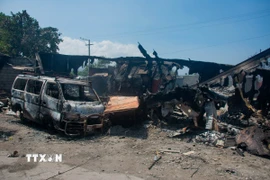 Các phương tiện bị đốt cháy trong bạo lực băng nhóm ở thủ đô Port-au-Prince, Haiti, ngày 25/3/2024. (Ảnh: AFP/TTXVN)