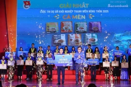 Ông Bùi Quang Huy, Bí thư thứ nhất Trung ương Đoàn trao Bằng khen và giải Nhất cho dự án Cà mèn của nhóm thí sinh Nguyễn Đức Nhật Thuận (TP. Hồ Chí Minh). (Ảnh: Minh Đức/TTXVN)