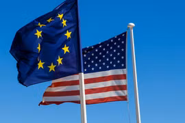 Cờ EU và cờ Mỹ. (Nguồn: EEAS)