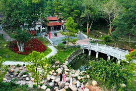 Khu vực suối Côn Sơn được trang hoàng rực rỡ đón du khách đến tham quan, chiêm bái. (Ảnh: Mạnh Tú/TTXVN)
