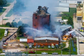 Lính cứu nỗ lực dập tắt đám cháy sau vụ nổ tại công ty Horizon Biofuels ở Fremont, Nebraska, ngày 29/7. (Ảnh: AP)