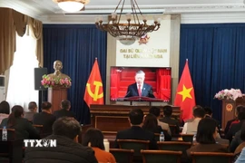 Quang cảnh lễ míttinh kỷ niệm 50 năm Giải phóng miền Nam, thống nhất đất nước tại Đại sứ quán Việt Nam ở LB Nga. (Ảnh: Quang Vinh/TTXVN)