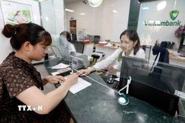 Khách hàng giao dịch tại VietinBank. (Ảnh: Vietnam+)