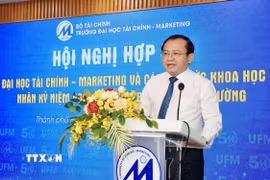 Ông Lê Tấn Cận, Thứ trưởng Bộ Tài Chính phát biểu tại hội nghị. (Ảnh: Trung Tuyến/TTXVN)
