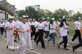 Các đại biểu tham gia Giải chạy online “Vì một Việt Nam khỏe mạnh”. (Ảnh: Thanh Thương/TTXVN)