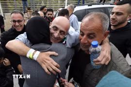 Tù nhân Palestine, được Israel trả tự do, đoàn tụ với người thân tại thành phố Ramallah, Bờ Tây ngày 1/2/2025. (Ảnh: THX/TTXVN)