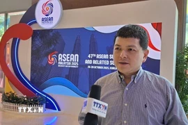 Ông Ei Sun OH trả lời phỏng vấn TTXVN bên lề Hội nghị Cấp cao ASEAN lần thứ 47. (Ảnh: TTXVN)