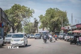 Người dân di chuyển trên đường phố tại Juba, Nam Sudan. (Ảnh: THX/TTXVN)