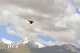 Máy bay MiG-29 của Không quân Ấn Độ (IAF) bay qua thị trấn Leh thuộc bang Jammu và Kashmir. (Ảnh: ANI/TTXVN)