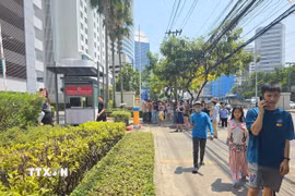 Người dân tại Bangkok tháo chạy từ các nhà cao tầng khi xảy ra động đất. (Ảnh: Huy Tiến/TTXVN)