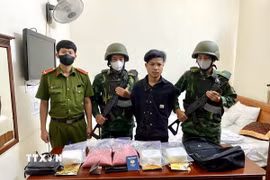 Đối tượng TonSakSith LatXaKham cùng tang vật vụ án. (Ảnh: TTXVN phát)