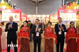 Các đại biểu cắt băng khai trương Không gian giới thiệu sản phẩm tiêu biểu của doanh nghiệp Thành phố Hồ Chí Minh. (Ảnh: Tất Đạt/TTXVN)