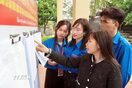 Đoàn viên, thanh niên xã Hiệp Hòa (Bắc Ninh) tuyên truyền, hướng dẫn người dân tham gia bầu cử đại biểu Quốc hội khóa XVI và đại biểu HĐND các cấp nhiệm kỳ 2026 - 2031. (Ảnh: Đồng Thúy/TTXVN)