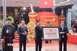 Phó Chủ tịch UBND tỉnh Bắc Ninh Phan Thế Tuấn trao Bằng xếp hạng Di tích quốc gia đặc biệt quần thể di tích đình, chùa, từ chỉ Thổ Hà cho phường Vân Hà. (Ảnh: Đồng Thúy/TTXVN)