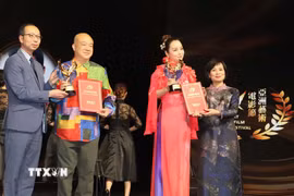 Tổng Lãnh sự Lê Đức Hạnh và Đại sứ văn hóa Việt Nam tại Liên hoan phim Mai Thu Huyền tại lễ nhận giải. (Ảnh: Xuân Vịnh/TTXVN)