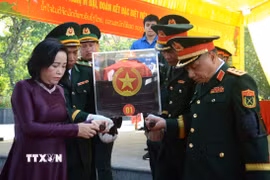 Đưa tiễn hài cốt các liệt sỹ đến nơi an táng. (Ảnh: Văn Dũng/TTXVN)