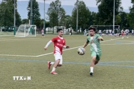Trận thi đấu tại giải bóng đá “FAVIJA KANSAI CUP 2025”. (Ảnh: Nguyễn Tuyến/TTXVN)