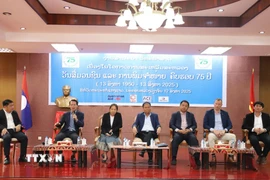 Trưởng Cơ quan thường trú Thông tấn xã Việt Nam tại Lào Bùi Xuân Tú (thứ 2, từ trái sang) giới thiệu về TTXVN tại sự kiện. (Ảnh: Bá Thành/TTXVN)