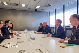 Thứ trưởng Đỗ Hùng Việt đến chào Thủ tướng New Zealand Christopher Luxon. (Ảnh: TTXVN phát)