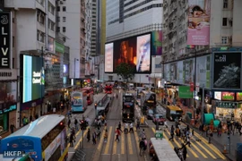 Người đi bộ trên đường phố ở Hong Kong. (Ảnh: HKFP)