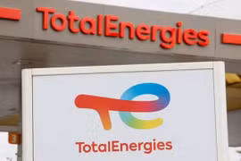 Biển hiệu TotalEnergies. (Ảnh: Reuters)