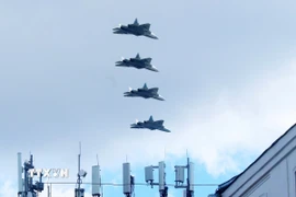 Biên đội máy bay tiêm kích thế hệ thứ 5 Sukhoi Su-57 trên bầu trời Moskva. (Ảnh: Trần Hiếu/TTXVN)