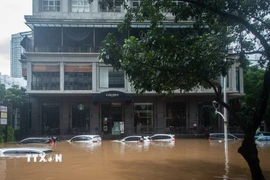 Cảnh ngập lụt sau những trận mưa lớn tại Jakarta, Indonesia. (Ảnh: THX/TTXVN)