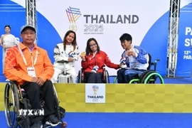 Kình ngư Vi Thị Hằng có tấm Huy chương Vàng thứ 4 của mình tại đại hội. (Ảnh: TTXVN phát)