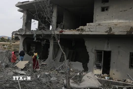 Tòa nhà bị phá hủy sau cuộc không kích của Israel tại thị trấn Kfour, gần Nabatieh, miền Nam Liban. (Ảnh: THX/TTXVN)