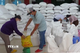 Tổ chức xuất, cấp gạo cho người dân gặp khó khăn tại Đắk Lắk. (Ảnh: Xuân Triệu/TTXVN)