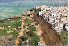 Hình ảnh được chụp từ máy bay không người lái về vụ sạt lở đất tại Niscemi, Sicily, miền nam Italy, ngày 26/1. (Nguồn: EPA)